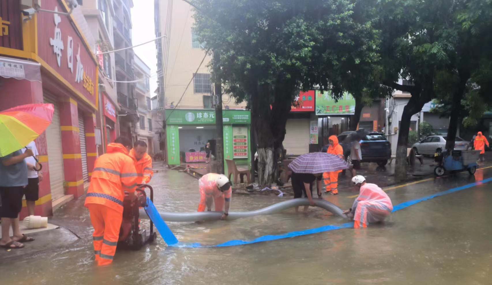 闻“汛”而动 | 风雨无阻，蓝冠注册人坚守一线守护城市安全