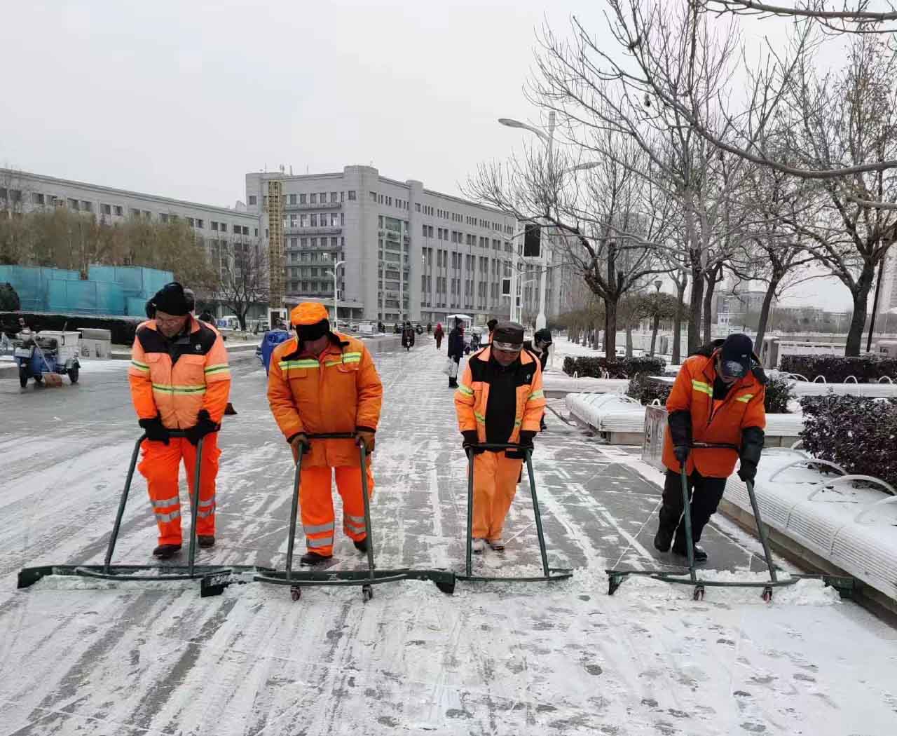 以雪为令 保障出行 | 大雪纷飞而至，蓝冠注册人清雪忙